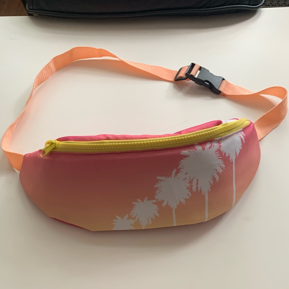 Insulated fanny pack